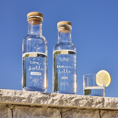 Bottiglia acqua vetro con - acqua, in